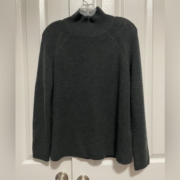 NWT Eileen Fisher
Merino Wool Ribbed Turtleneck Long Raglan
Sleeve Sweat… - Picture 2 of 5